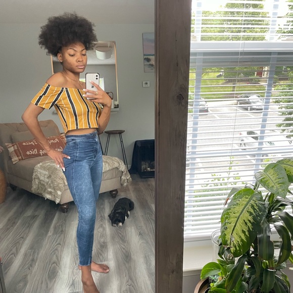 Mellow Yellow Off Shoulder Croptop - Picture 4 of 9